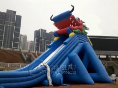 
				充气水滑梯实现亲子互动，帮助孩子挑战自我