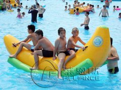 充气水上压板让儿童嬉水游乐趣味十足
