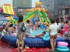 充气水池滑梯增加戏水趣味