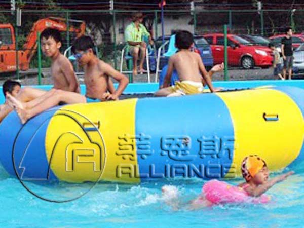 充气水上蹦床