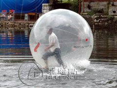 水上步行球让你体验另一种水上健身方式