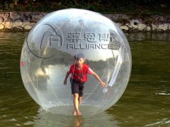从水上步行球厂家对材质要求看产品质量