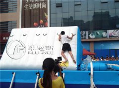 充气水上闯关助力于室外商业推广活动